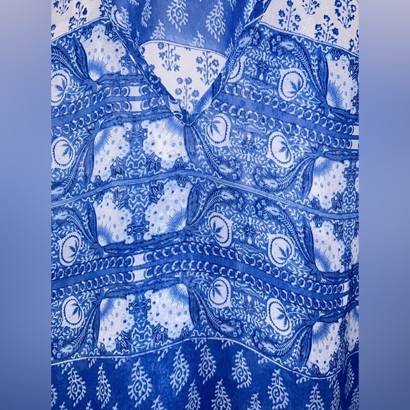 Show me your MuMu sheer blouse/top/tunic. Size Small Blue/White - V Neck - Picture 5 of 7